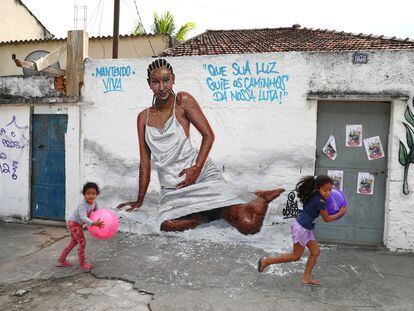 Crianças brincam diante de muro pintado em homenagem a Kathlen de Oliveira Romeu, baleada grávida no Rio de Janeiro no último dia 8.