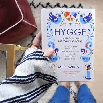 Meik Wiking, diretor do Instituto da Felicidade de Copenhague, assina Hygge. A Felicidade Nas Pequenas Coisas (foto da edição espanhola)