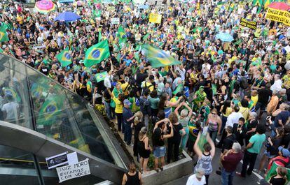 Manifestantes em frente ao prédio da Fiesp