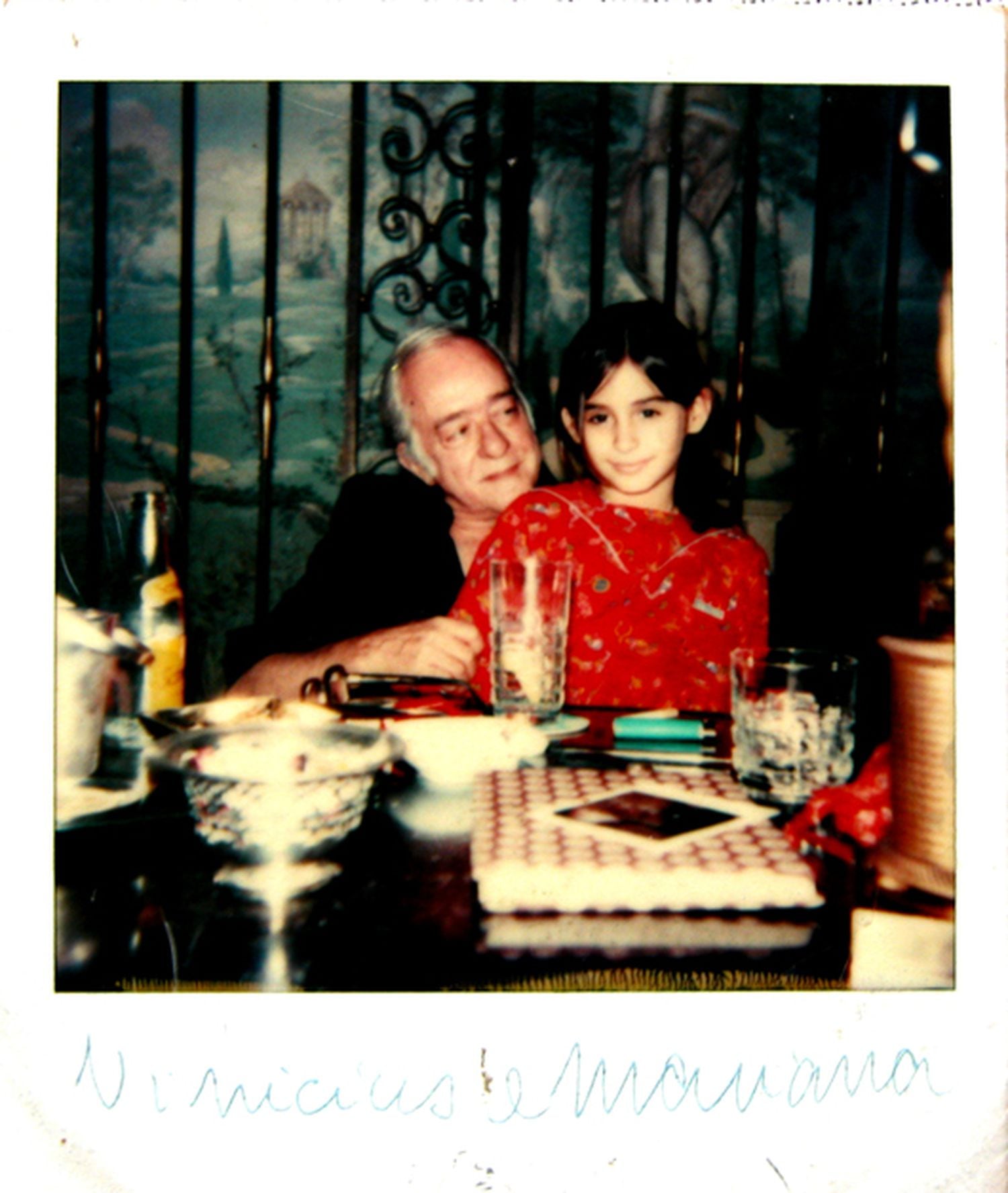 O poeta Vinicius de Moraes e sua neta, Mariana de Moraes.