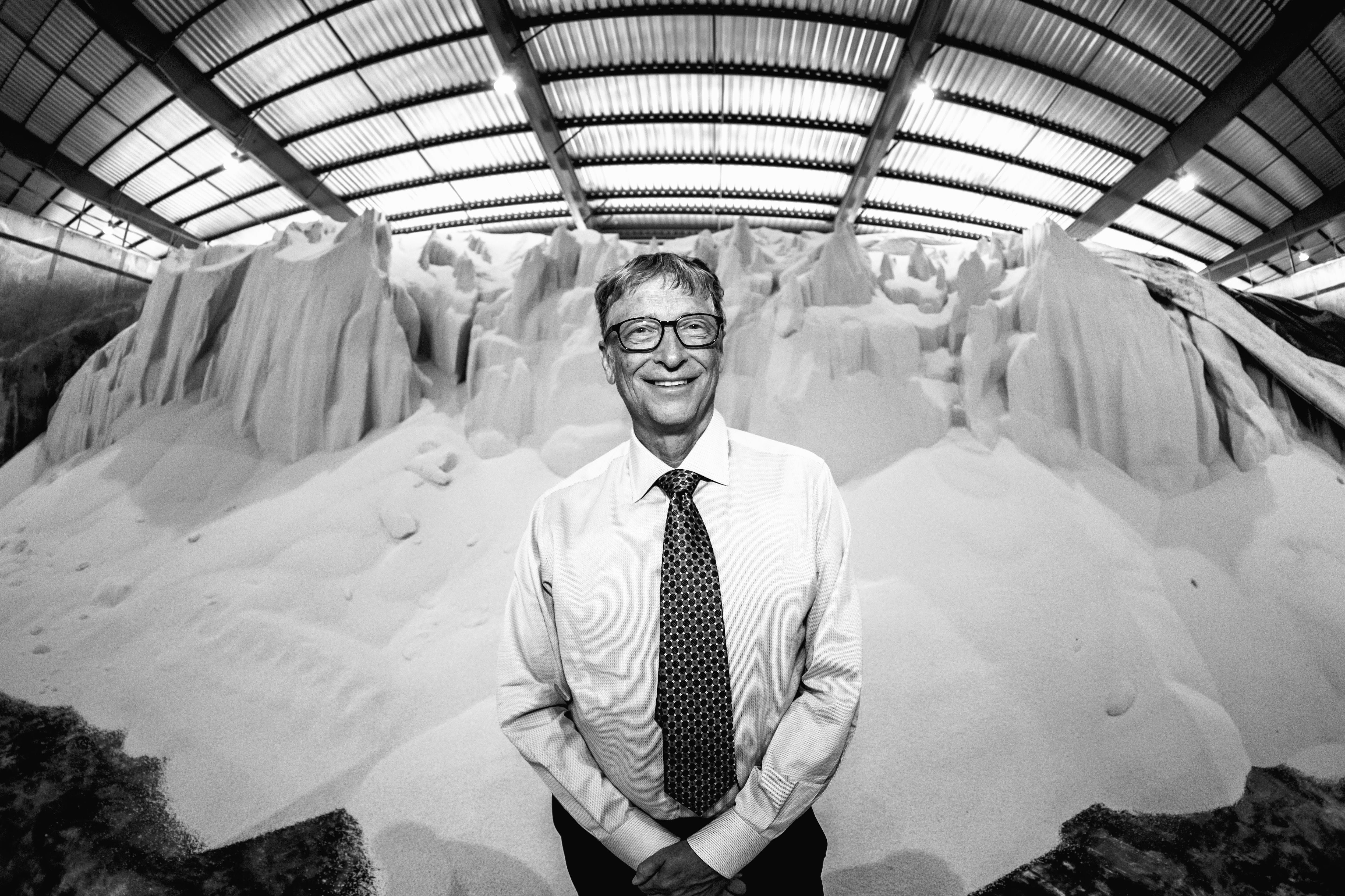 Bill Gates, em uma central de distribuição de fertilizante em Dar es-Salaam, na Tanzania, em 2018.