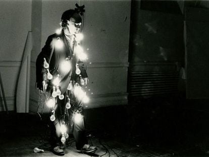 A 'performance' Lights: on/off, de Jared Bark. Uma das referências da exposição que o Whitney dedica à arte.