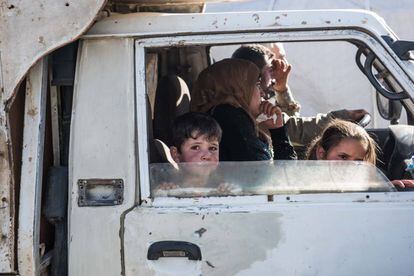 Centenas de refugiados sírios voltam de Arsal (Líbano) para o seu país.