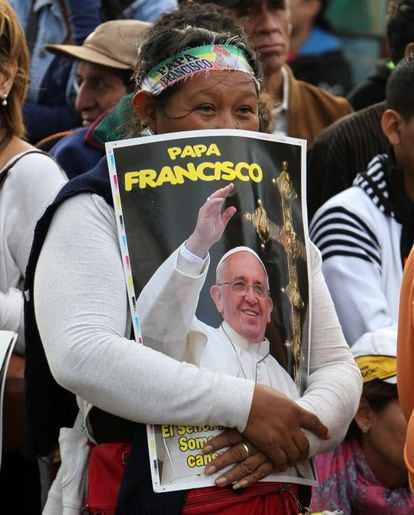 Mulher espera a passagem do Papa em Santa Cruz.