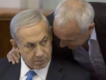 O primeiro-ministro israelense, Benjamin Netanyahu, escuta ao Ministro de Seguridad Interior, Isaac Aharonovich.