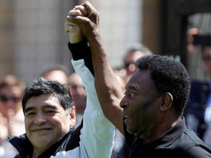 Diego Maradona e Pelé durante um evento nesta quinta-feira em Paris.