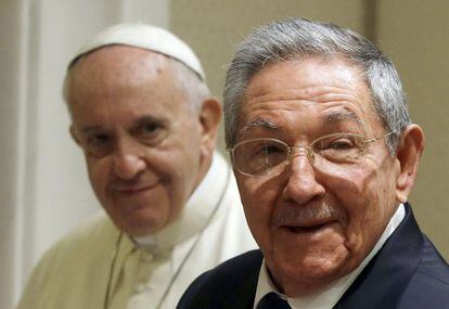 Ra&uacute;l Castro (d) e o papa no Vaticano.