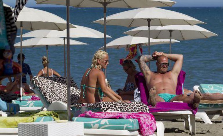 Turistas ingleses tomam sol, na quinta-feira, em uma praia de Torremolinos (Málaga).