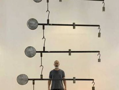 O artista Marco Castillo com sua obra ‘Gabriel’, na 13ª Bienal de Havana.