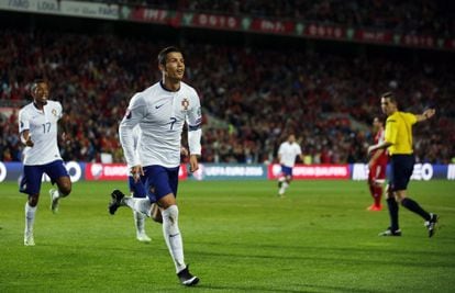 Cristiano Ronaldo comemora gol marcado contra a Armênia.