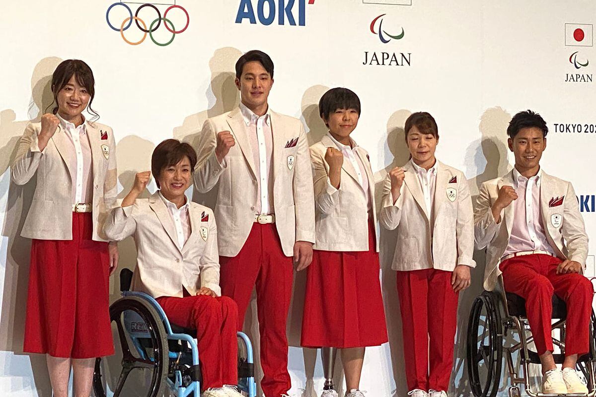 Delegação japonesa com seu uniforme olímpico.