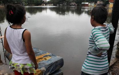 Duas crianças em um bairro de Assunção na última sexta-feira.
