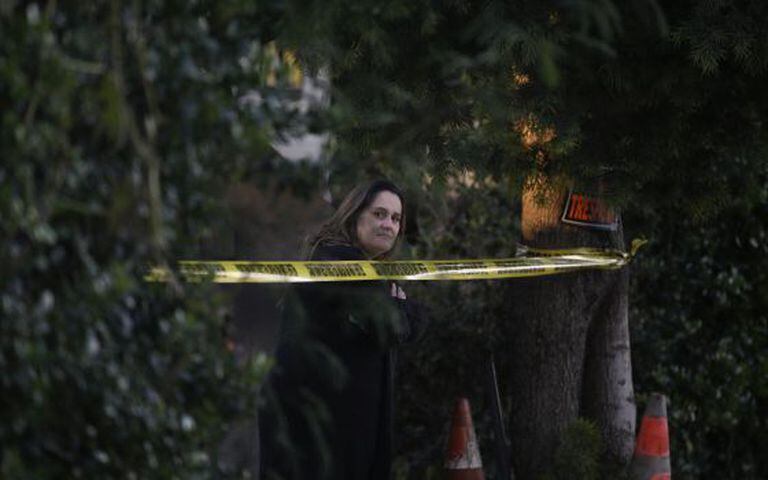 Mulher se aproxima da área onde a polícia de San Bernardino capturou os suspeitos.