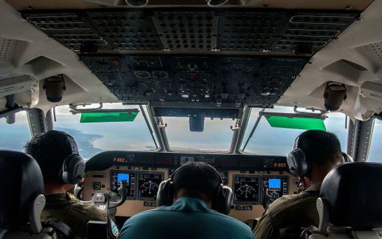 Membros das Forças Armadas da indonésia participam das buscas.
