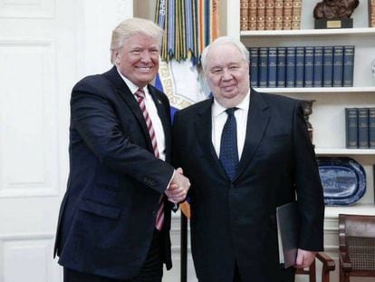 Donald Trump posa com o embaixador russo em Washington.