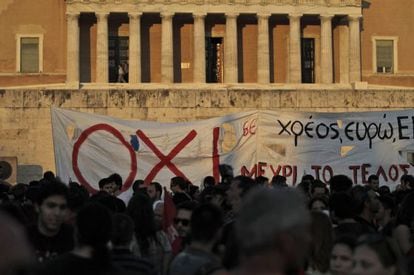 Cidad&atilde;os gregos protestam em Atenas, nesta segunda.