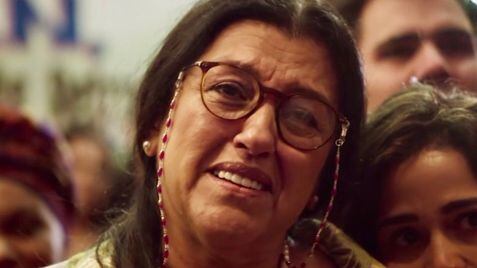 A atriz Regina Casé, em cena de 'Amor de mãe'.