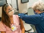 Daisy Solares recibiendo la vacuna el lunes en el Centro Médico de la Universidad de Maryland, en Baltimore, en una imagen cedida por el hospital.