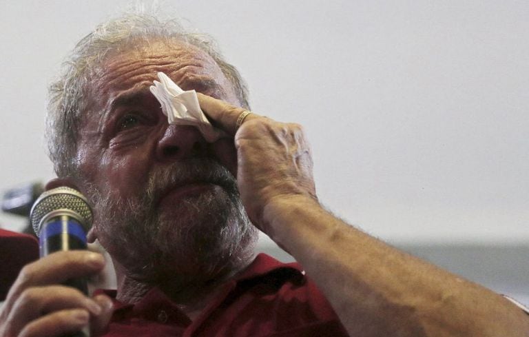 Lula chora ao discursar no sindicato dos bancários após depoimento, no dia 4 de março.