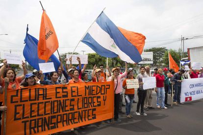 Manifestantes nicaraguenses protestam contra a decisão da Corte Suprema contra o Partido Liberal Independente (PLI).