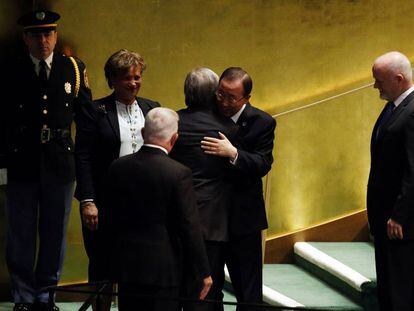 Ban Ki-moon abraça Antonio Gtuterres, seu sucessor como secretário-geral da ONU.
