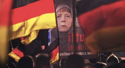 Cartaz com a imagem manipulada de Merkel em uma manifestação do partido Alternativa pela Alemanha, em novembro de 2015.