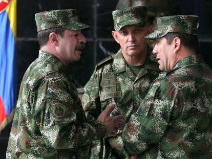 Os generais Rodriguez (à dir.) e Lasprilla (ao centro), acusados pela HRW.
