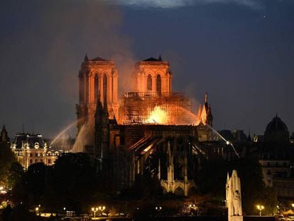 Trabalho de combate ao incêndio que destruiu o teto da catedral de Notre-Dame em abril.