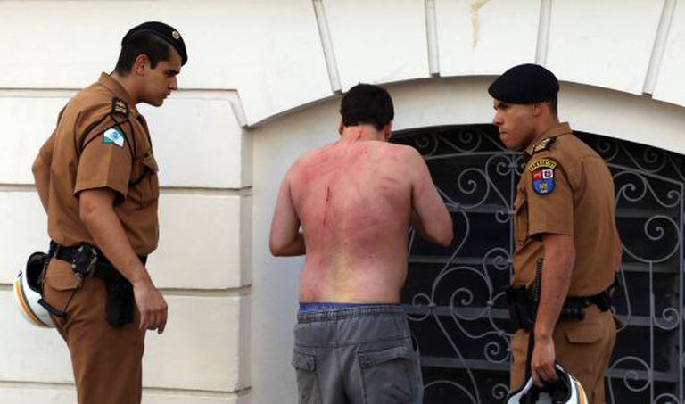 Homem é agredido durante o protesto em Curitiba.