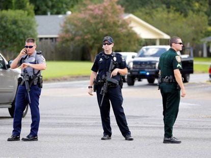 Vários agentes da polícia em Baton Rouge (Lousiana) neste domingo.