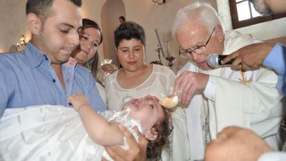 Natalia, seu padrinho, as duas mães e o bispo Raúl Vera.