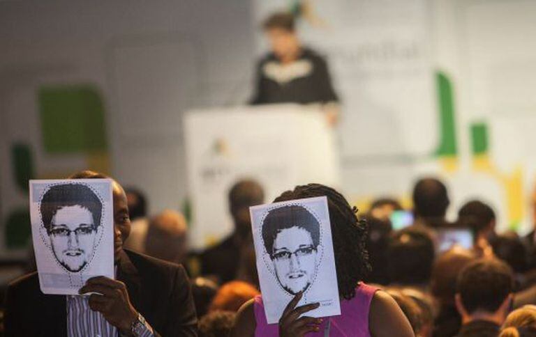 Manifestantes usam máscaras de Edward Snowden.
