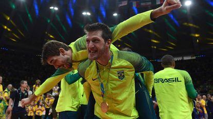 Jogadores de vôlei comemoram o ouro do Brasil que fechou a Rio 2016