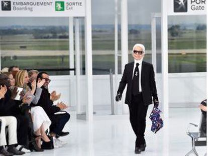 Karl Lagerfeld faz saudação depois de seu último desfile em Paris.
