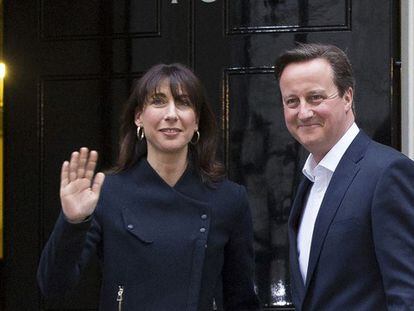 David Cameron e sua mulher Samantha, nesta sexta-feira em Londres.