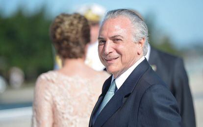Temer, com Dilma ao fundo, na posse em 2015.