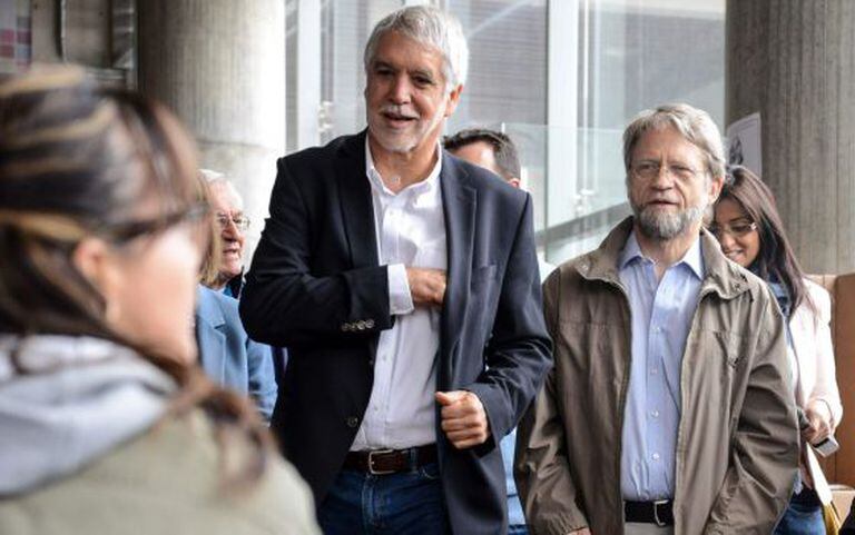 Peñalosa (esq.) chega para votar com o ex-prefeito Mockus.
