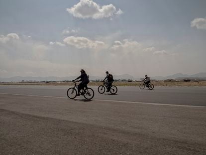 Vários talibãs pedalam na pista do Aeroporto Internacional Hamid Karzai na manhã seguinte à saída oficial dos Estados Unidos do país.