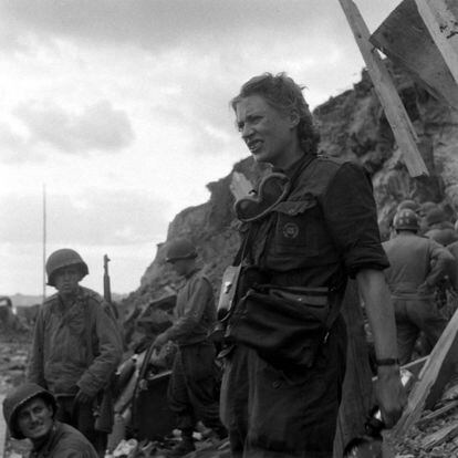 Lee Miller com alguns soldados em Rennes (França) em 1944, para onde foi como fotógrafa de guerra. 