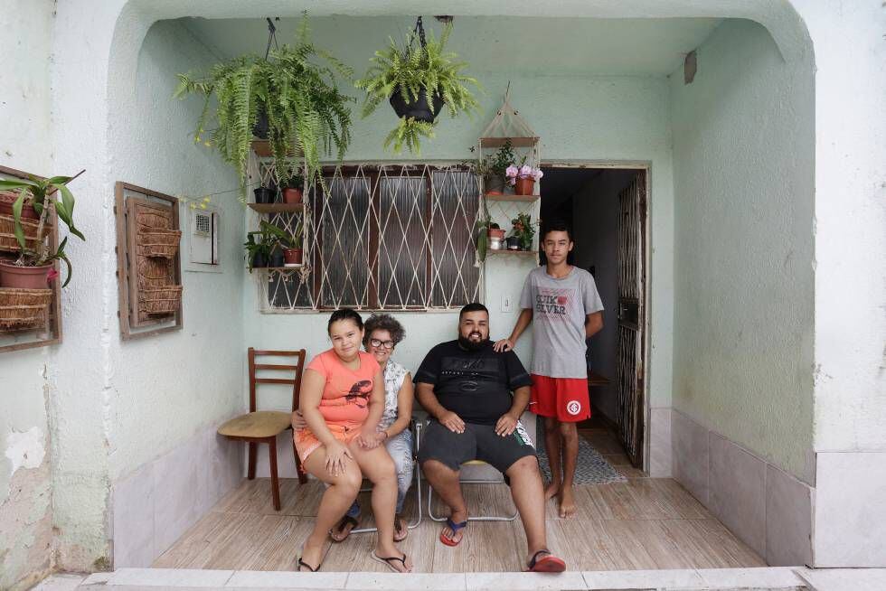 A família Prado Neves em sua casa, em Porto Alegre.