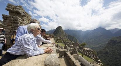 A diretora-gerente do FMI, Christine Lagarde, visita a cidade inca de Machu Picchu, antes da assembleia anual da entidade em Lima.