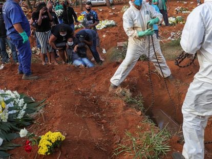 Familiares de Geraldo Magalhães, morto por coronavírus, choram durante o enterro em Vila Formosa, o maior cemitério do Brasil, em São Paulo, em 22 de maio.