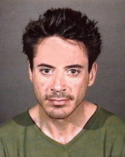 Durante anos, esta foi a imagem que Hollywood teve de Robert Downey Jr: a da ficha policial. A foto é da primavera de 2001, quando ele foi preso por posse de drogas.