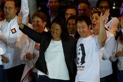 Keiko Fujimori e seu irmão Kenji durante um comício em 2 de junho.