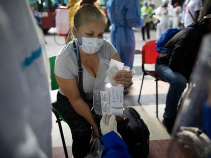 Paciente assintomática recebe um kit com azitromicina, cloroquina e dexametasona em Caracas, na Venezuela, no último dia 25.