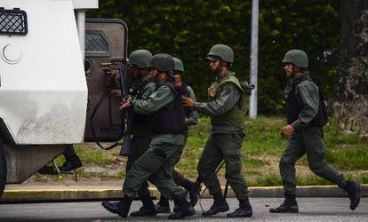 Agentes da Guarda Nacional durante protestos em Valência no domingo