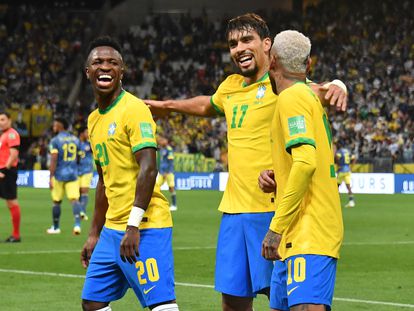 Vinícius Junior, Paquetá e Neymar celebram o gol contra a Colômbia.