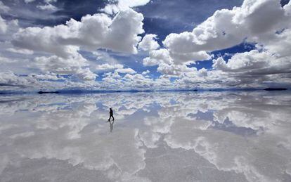 O horizonte desaparece na salina de Uyuni, na Bolívia, na época das chuvas.