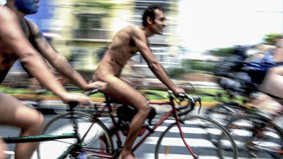 Marcha de ciclistas nus em Lima.