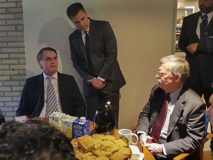 O secretário de Segurança norte-americano John Bolton toma café com o presidente eleito Jair Bolsonaro.